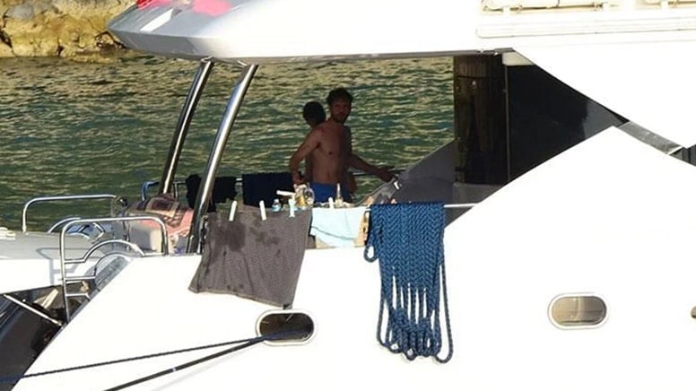 Aras Bulut İynemli 15 milyonluk teknesinde yakın arkadaşını ağırladı