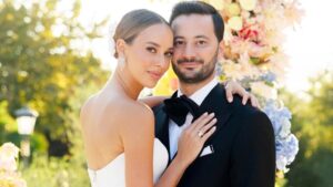 Böyle cinsiyet partisi görülmedi! Sosyetik güzel sözleşme imzalattı, cep telefonları topladı