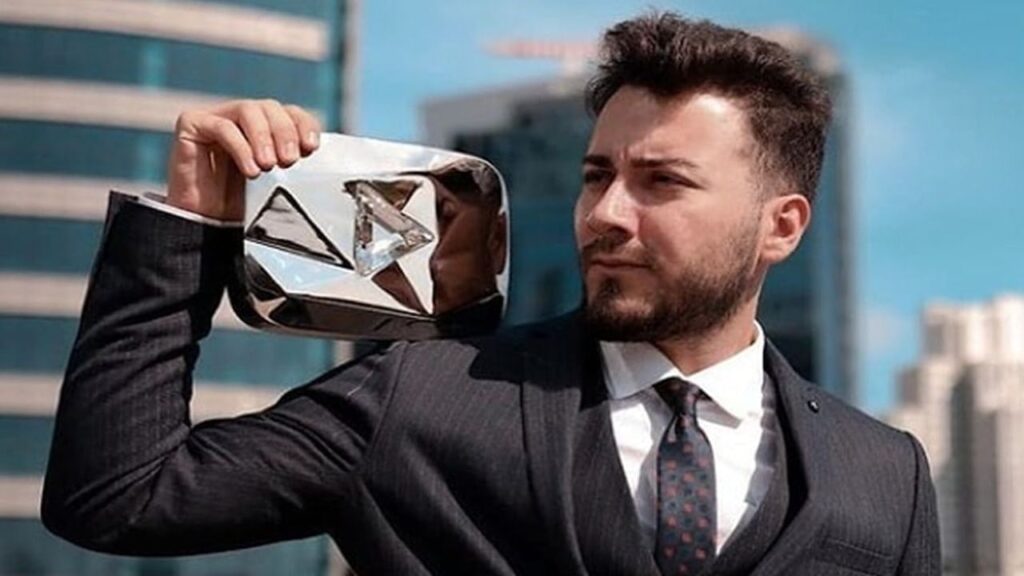 Fenomen Enes Batur, 16 milyon aboneli Youtube kanalını kapattı