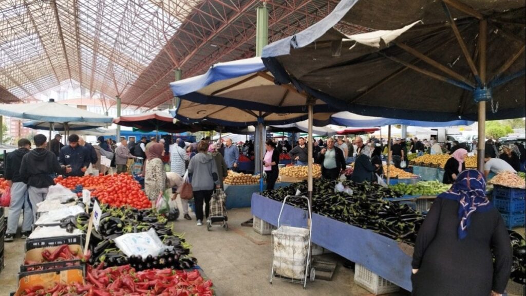 Halk pazara artıkları toplamaya gidiyor