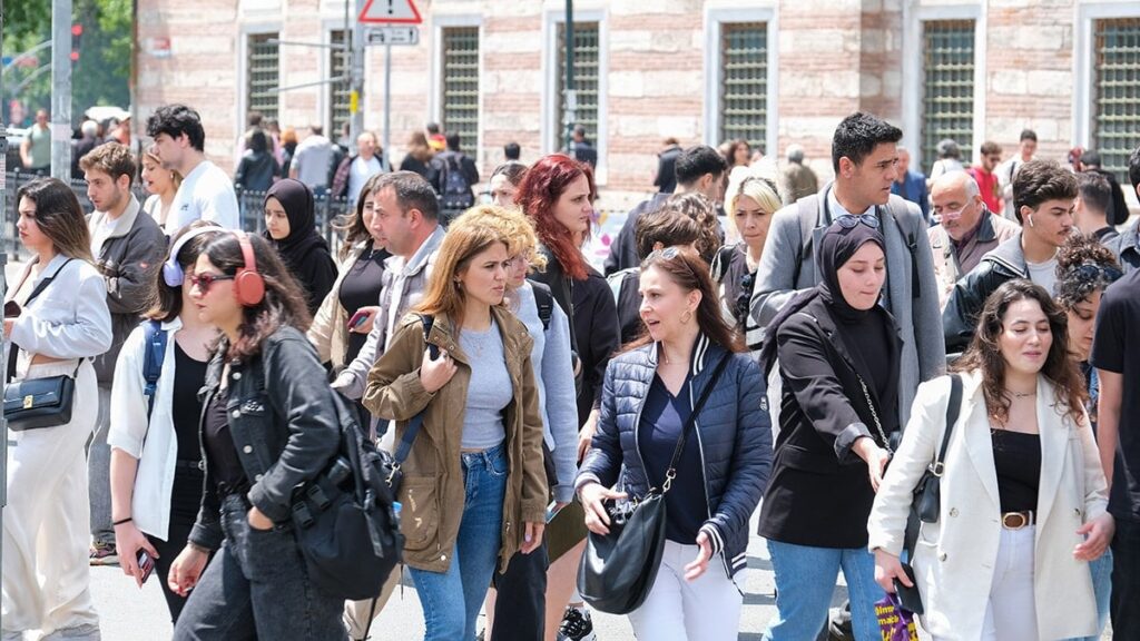 İş bulamıyorsan evlen kızım