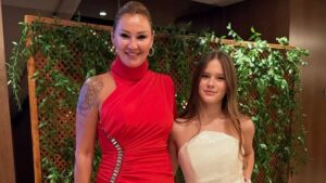 Pınar Altuğ’un kızı Su annesinin boyuna yetişti