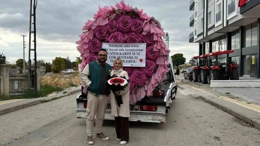 Sosyal medya bu çifti konuştu! Çekiciyle çiçek buketi gönderdi