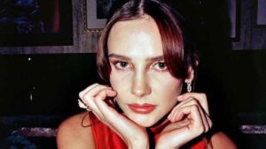 Alina Boz bir anda diziden çıkarıldığını uçakta öğrendi