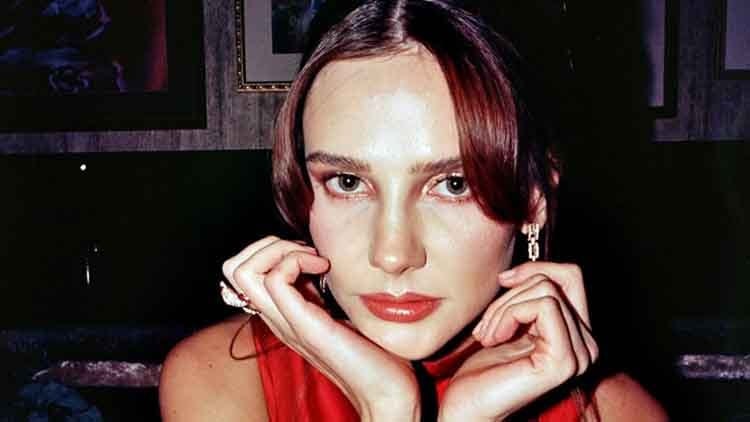 Alina Boz bir anda diziden çıkarıldığını uçakta öğrendi