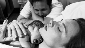 Başak Gümülcinelioğlu anne oldu: Doğum sonrası ilk aile pozu