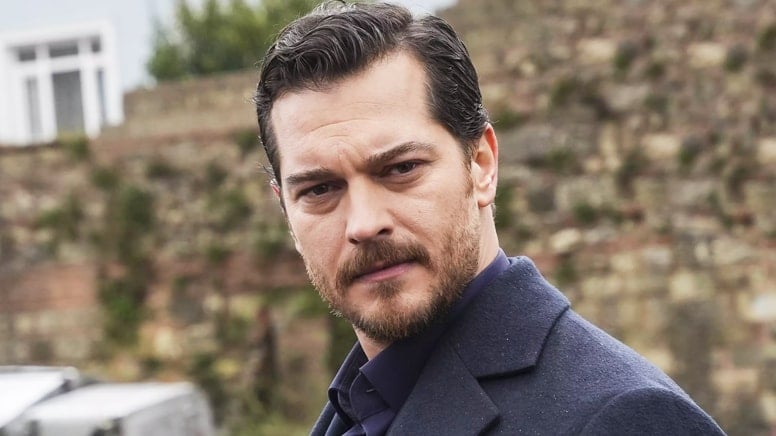 Çağatay Ulusoy’u sette kardeşi ziyaret etti