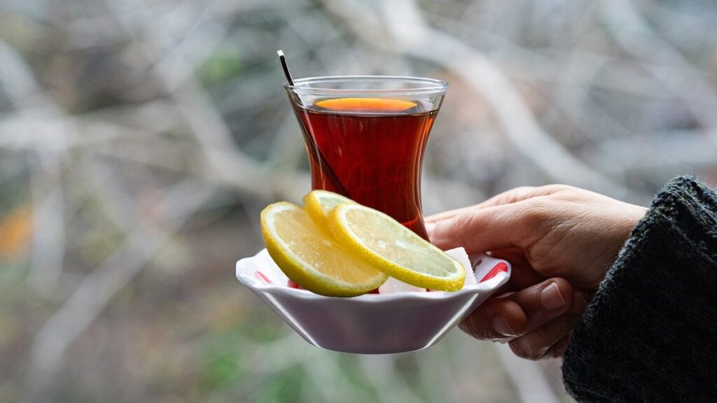 Çayın yanındaki limon için ekstra para isteyen işletmeye ceza kesildi