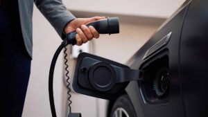 ‘Fişe takma endişesi yok’ diyerek rakiplerini geride bıraktı! ‘Yılın Hibrit Otomobili’ unvanını kazandı!