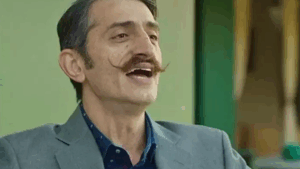 İcralık olup evden atılan ünlü oyuncunun son hali ortaya çıktı: Elinde kartonlarla…