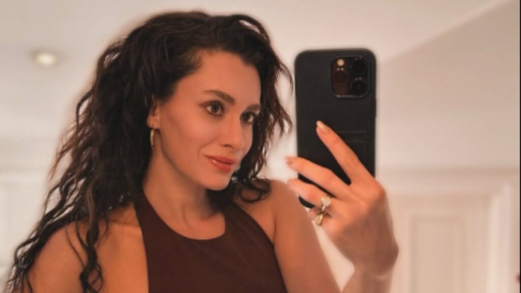 Ünlü oyuncu evleniyor: Tektaşını paylaştı