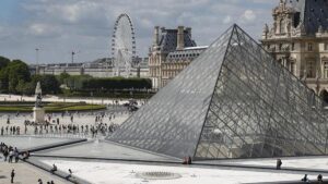 Soyulan Louvre Müzesi’ne demir parmaklık önlemi