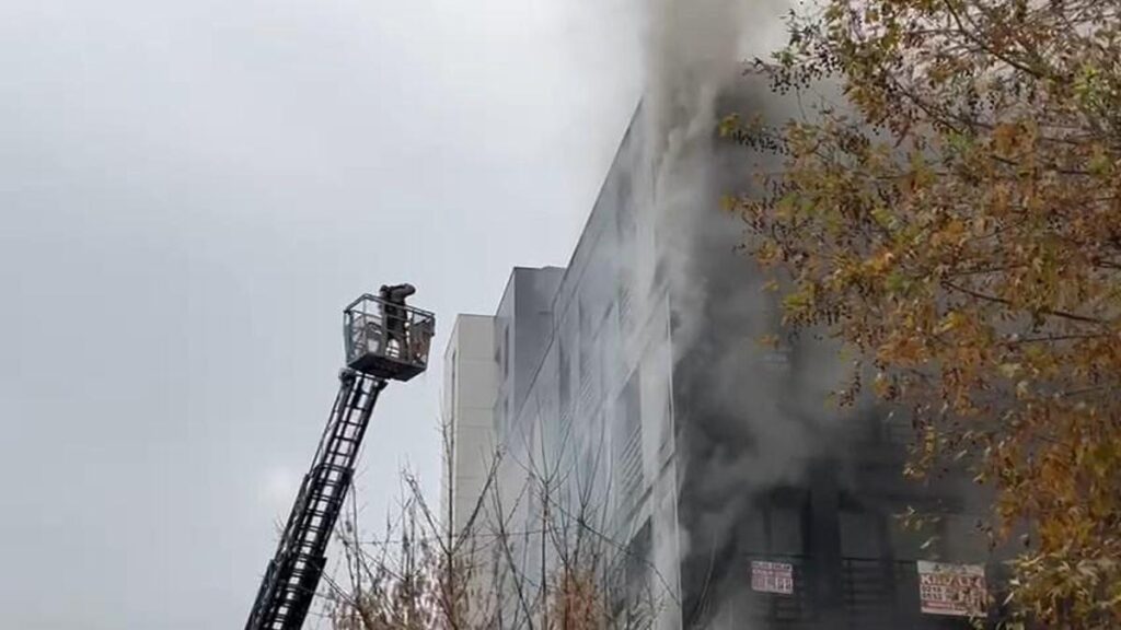 SON DAKİKA | İstanbul’da korku dolu anlar: 5 katlı binada yangın