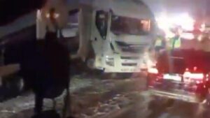 Yoğun kar yağışı zincirleme kazaya neden oldu! Bolu Dağı’nda 6 araç birbirine girdi