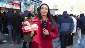 Milli Piyango’ya geri sayım! Bayilerinin önü kalabalık… Tam bilet 800, yarım 400, çeyrek 200 lira