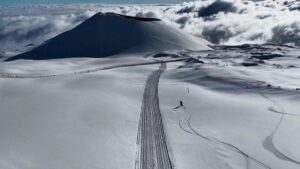 Lavların gölgesinde kayak! Patlayan Etna’dan aşağı süzüldü