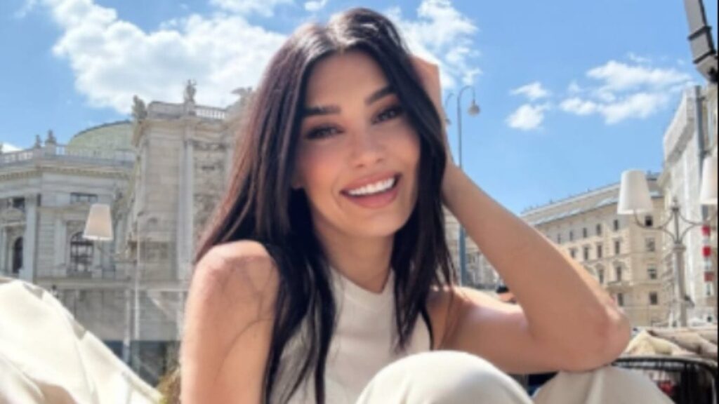 Dantelli mini elbisesiyle bir bakana bir daha baktırdı