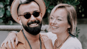 Gökhan Türkmen’in sahne aldığı mekan karıştı: Eşine küfürler yağdırdılar