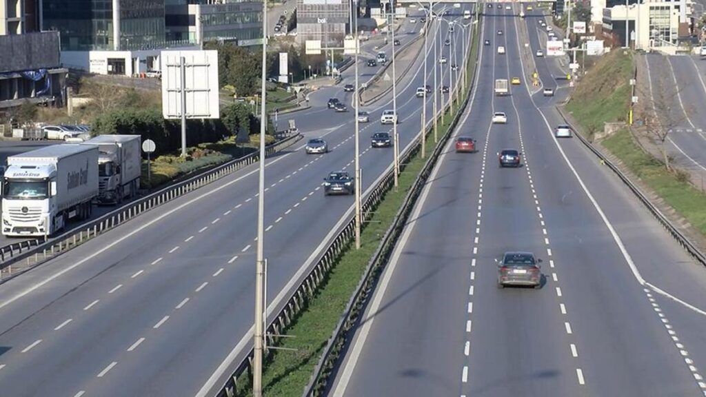 Yılın ilk günü İstanbul’da yollar boş kaldı