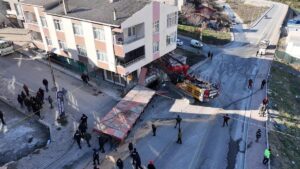 Başakşehir’de yokuştan kayan TIR’ın dorsesi ve iş makinası binaya girdi