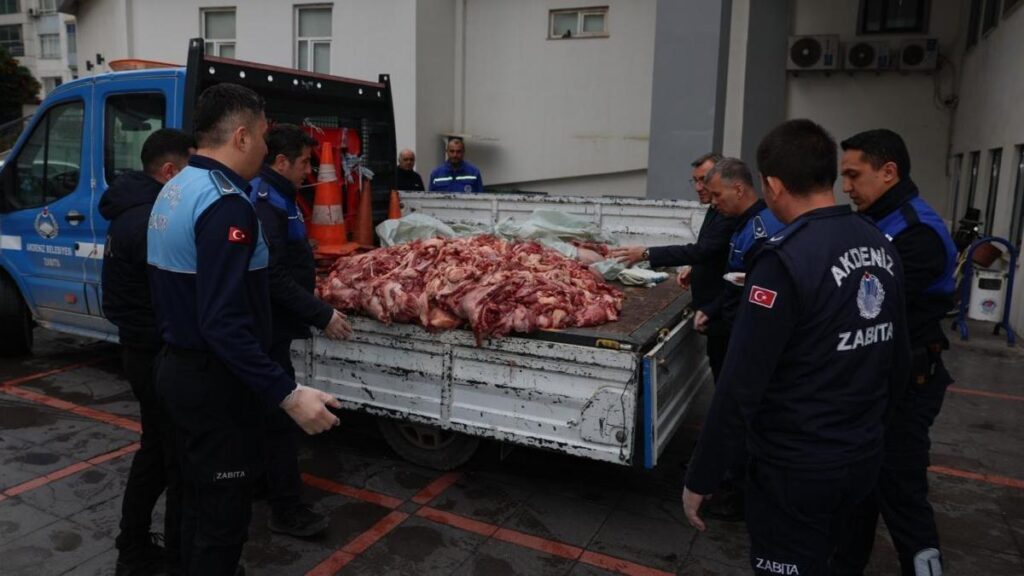 Mersin’de kamyonette 500 kilo bozuk et ele geçirildi