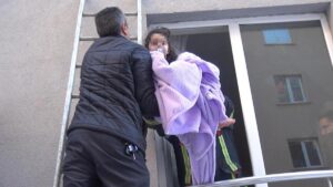 Komşular çığlık seslerine koştu! Annesi ortada yok, babası ise karakolda…