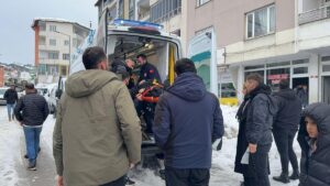 Çatıdan düşen kar kütlesi üzerine düştü: Yaralanan kadın hastanede! O anlar kameraya yansıdı…