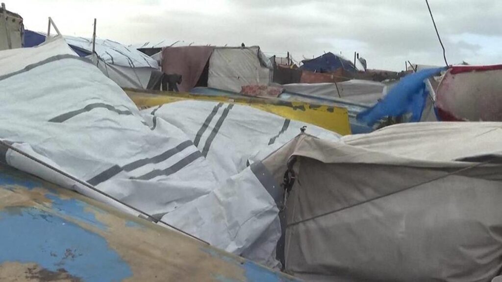 Fırtına ve sağanak Gazze’yi vurdu, çadırları su bastı