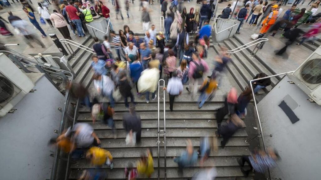 Evden çıkmayan işsiz gençler için yasa çıkarılacak